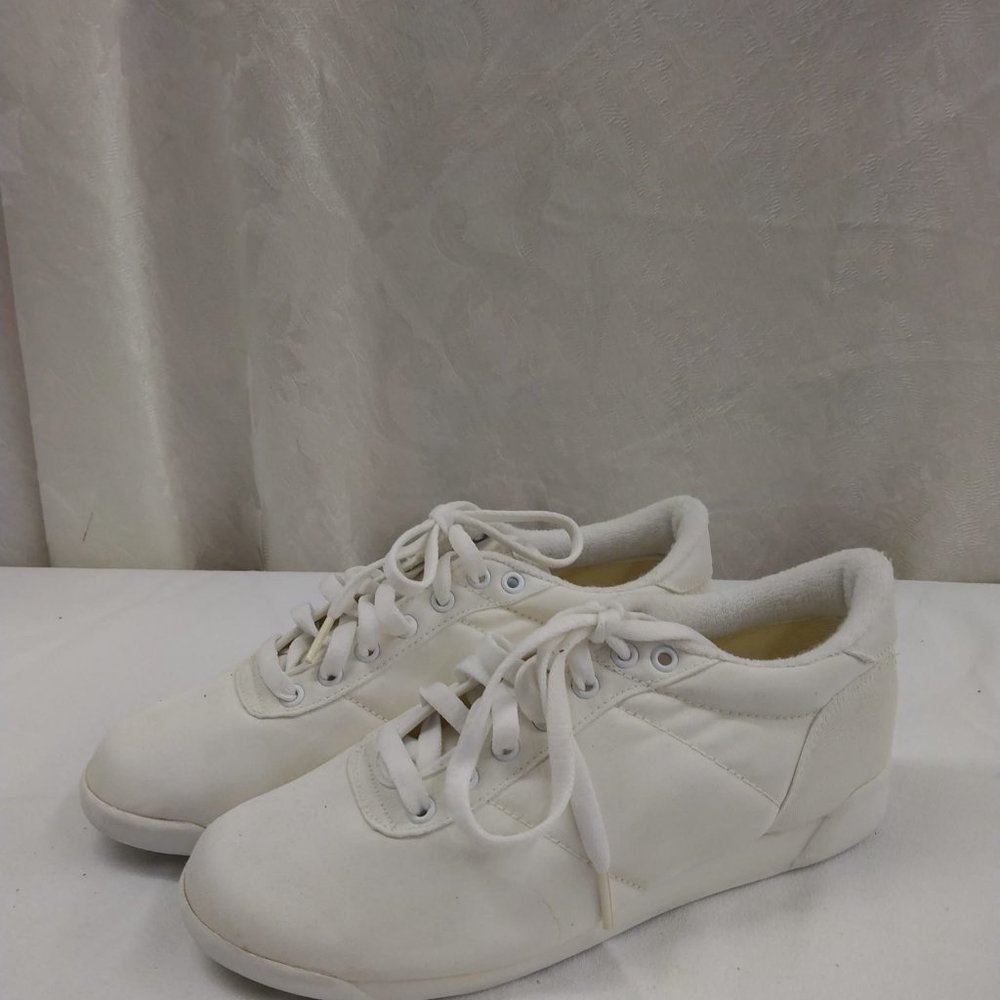 Size 7.5M The Winner White Shoes